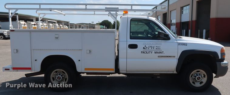 image for item DH3535 2005 GMC Sierra 2500HD utility bed pickup truck