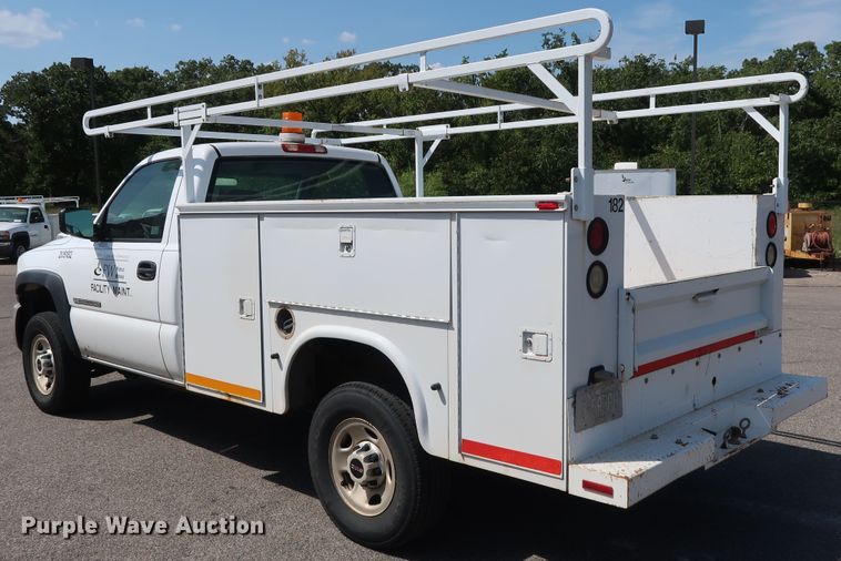 image for item DH3535 2005 GMC Sierra 2500HD utility bed pickup truck