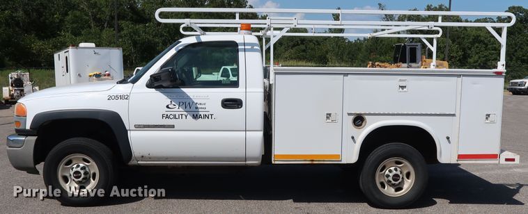 image for item DH3535 2005 GMC Sierra 2500HD utility bed pickup truck
