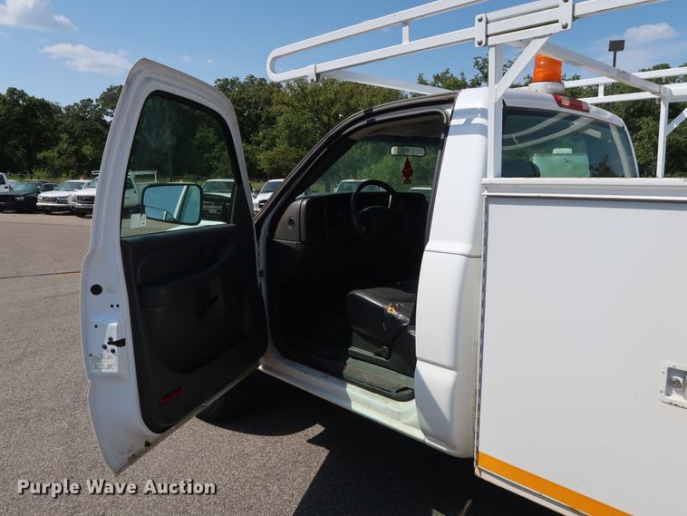 image for item DH3535 2005 GMC Sierra 2500HD utility bed pickup truck