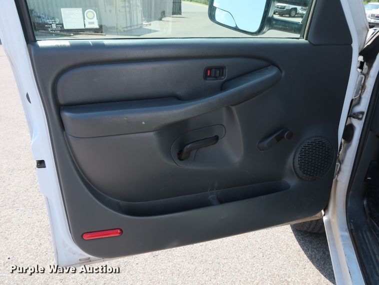 image for item DH3535 2005 GMC Sierra 2500HD utility bed pickup truck