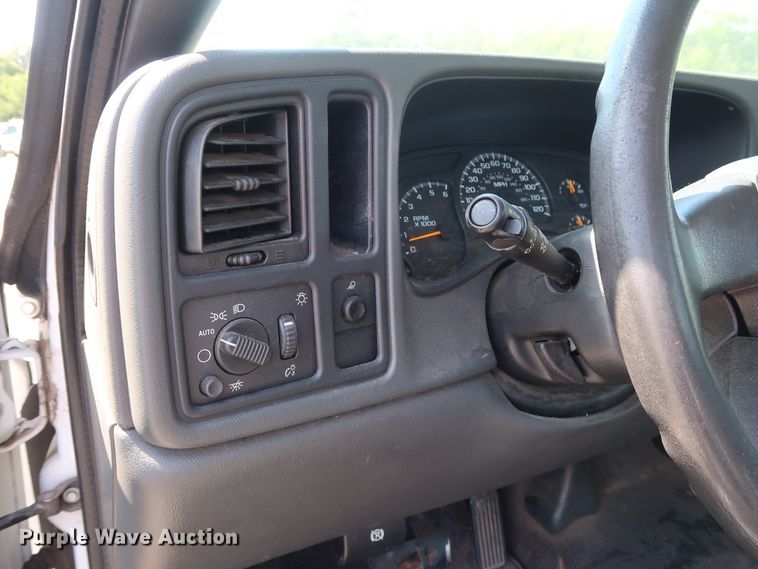 image for item DH3535 2005 GMC Sierra 2500HD utility bed pickup truck