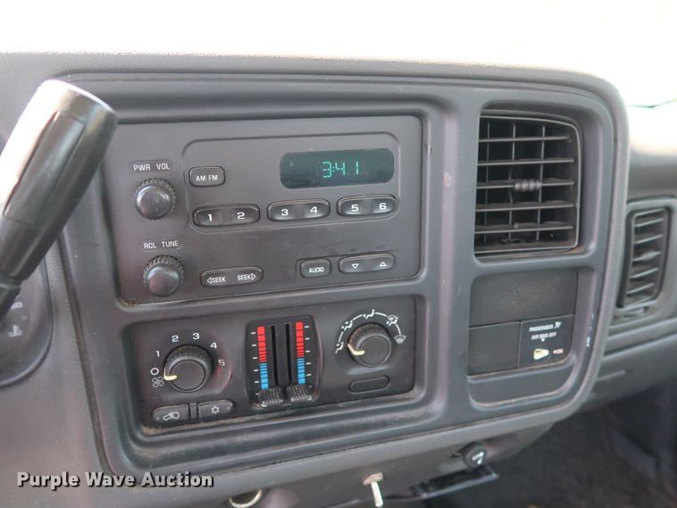 image for item DH3535 2005 GMC Sierra 2500HD utility bed pickup truck