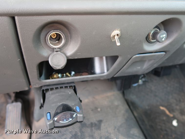 image for item DH3535 2005 GMC Sierra 2500HD utility bed pickup truck