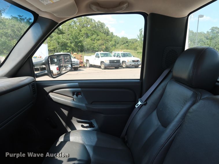 image for item DH3535 2005 GMC Sierra 2500HD utility bed pickup truck