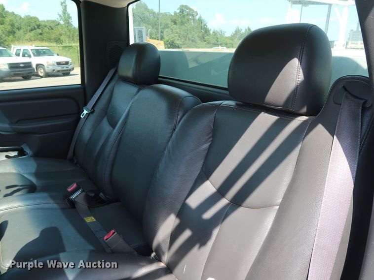 image for item DH3535 2005 GMC Sierra 2500HD utility bed pickup truck