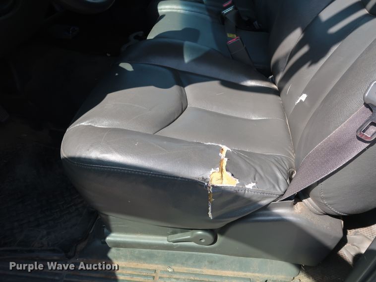 image for item DH3535 2005 GMC Sierra 2500HD utility bed pickup truck