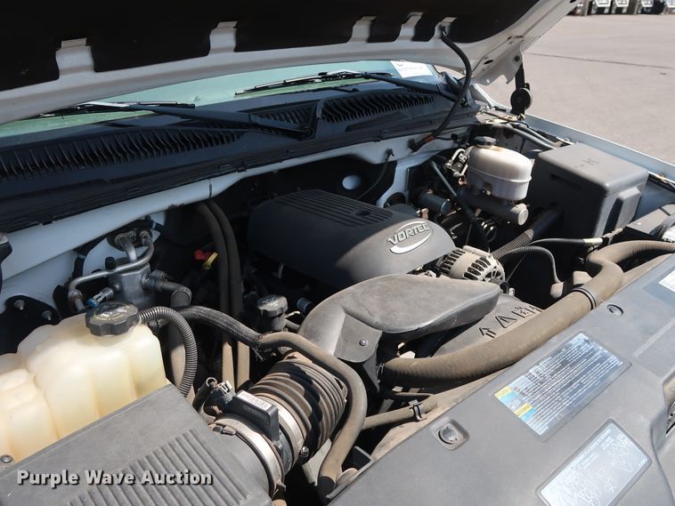 image for item DH3535 2005 GMC Sierra 2500HD utility bed pickup truck