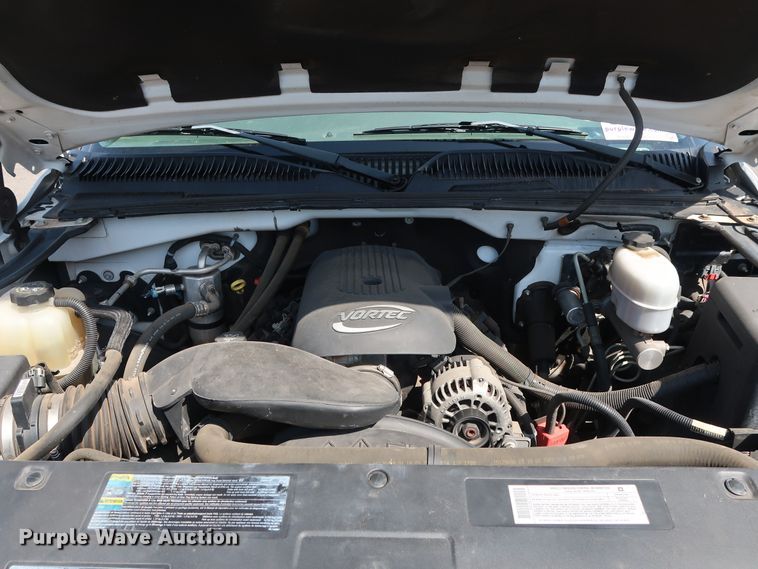 image for item DH3535 2005 GMC Sierra 2500HD utility bed pickup truck