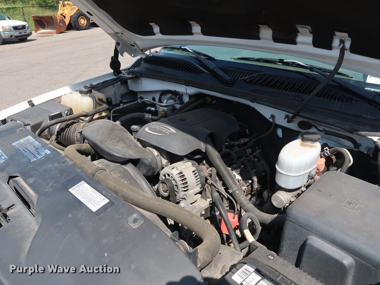 image for item DH3535 2005 GMC Sierra 2500HD utility bed pickup truck