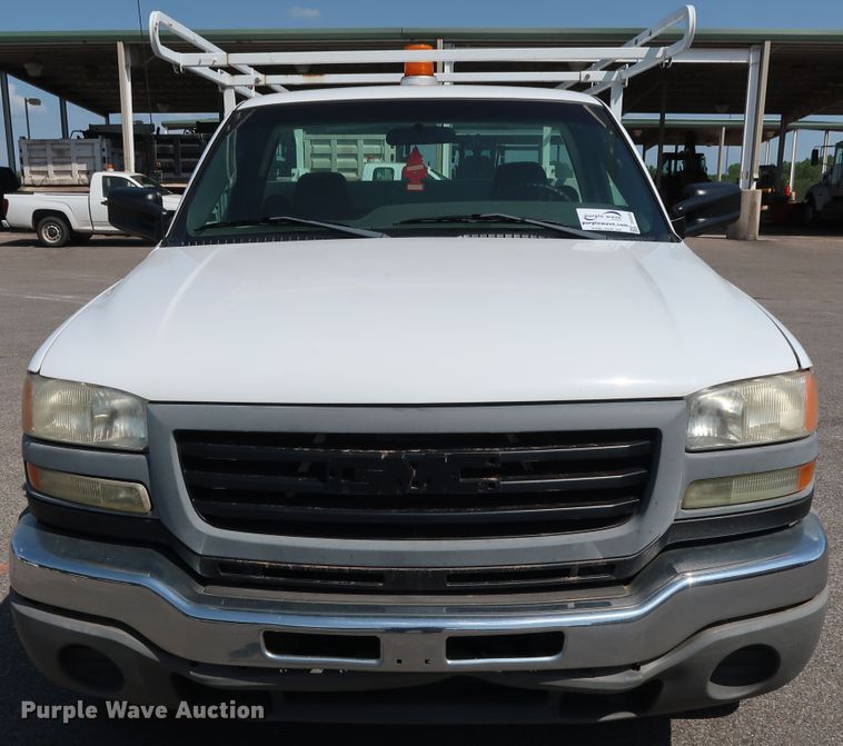 image for item DH3535 2005 GMC Sierra 2500HD utility bed pickup truck