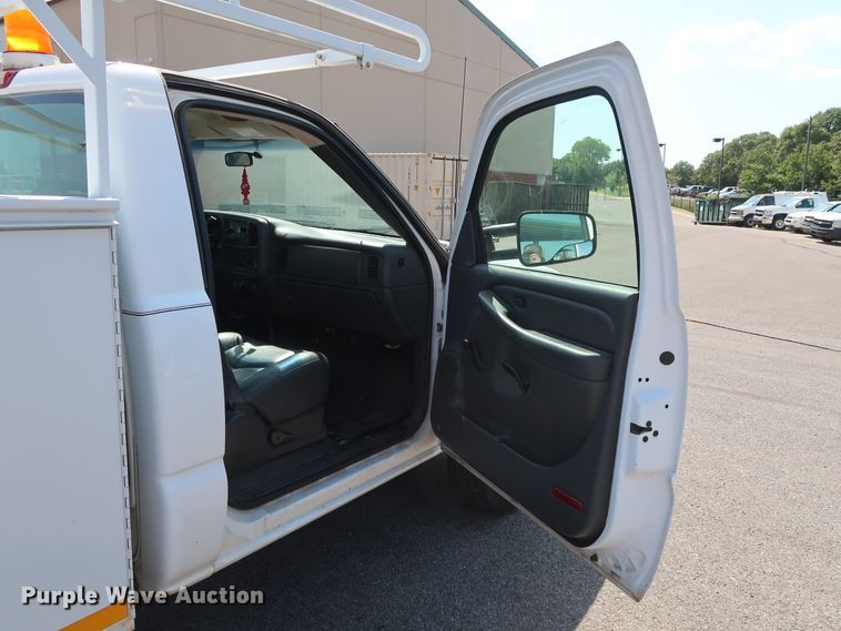 image for item DH3535 2005 GMC Sierra 2500HD utility bed pickup truck