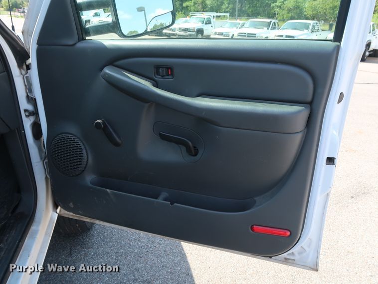 image for item DH3535 2005 GMC Sierra 2500HD utility bed pickup truck