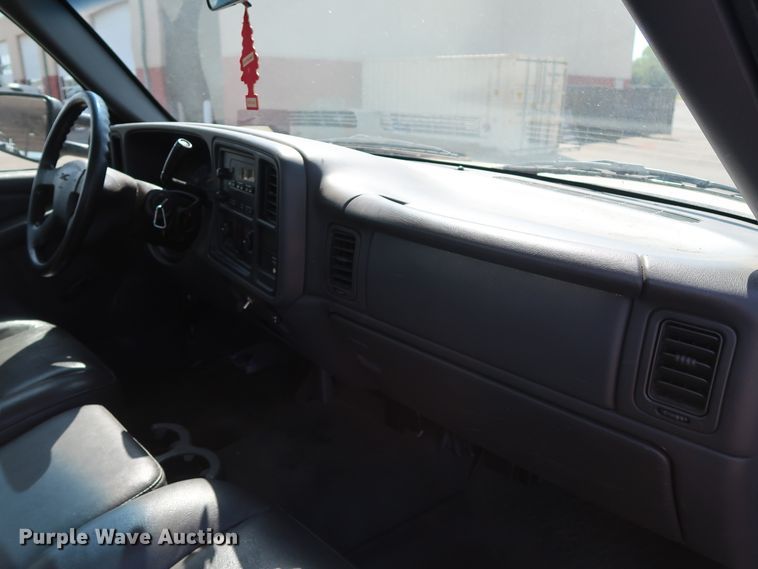 image for item DH3535 2005 GMC Sierra 2500HD utility bed pickup truck