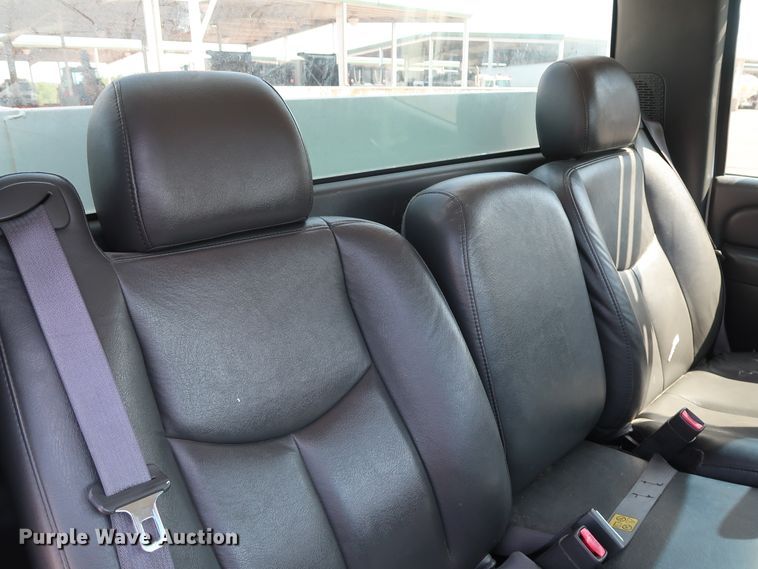 image for item DH3535 2005 GMC Sierra 2500HD utility bed pickup truck