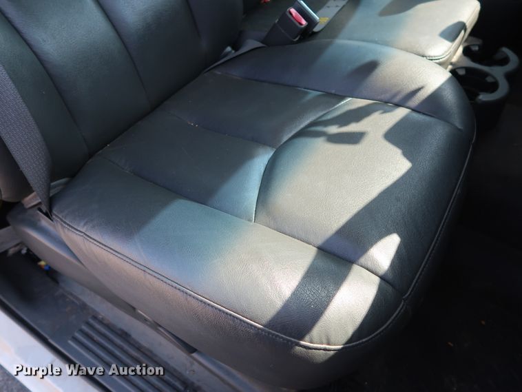 image for item DH3535 2005 GMC Sierra 2500HD utility bed pickup truck