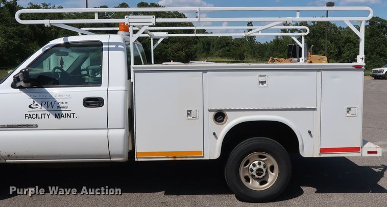 image for item DH3535 2005 GMC Sierra 2500HD utility bed pickup truck