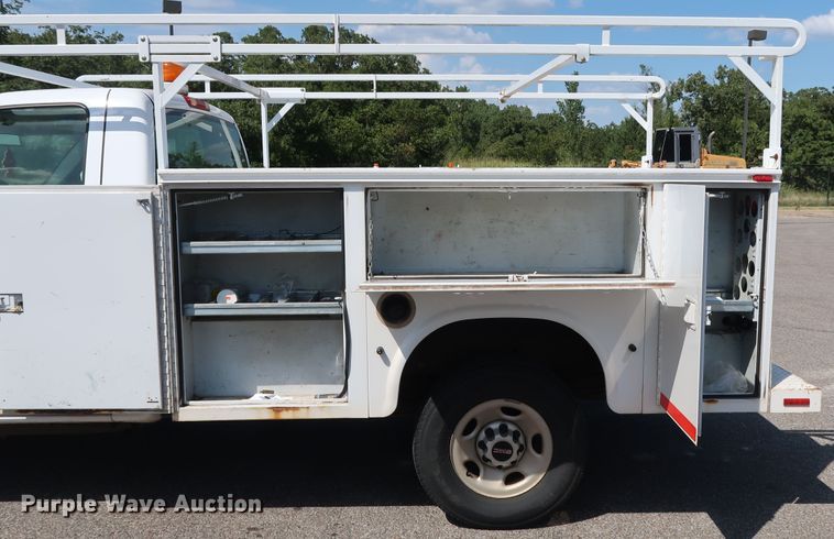 image for item DH3535 2005 GMC Sierra 2500HD utility bed pickup truck