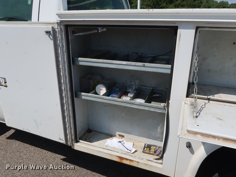 image for item DH3535 2005 GMC Sierra 2500HD utility bed pickup truck