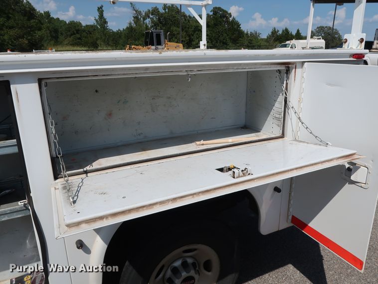 image for item DH3535 2005 GMC Sierra 2500HD utility bed pickup truck