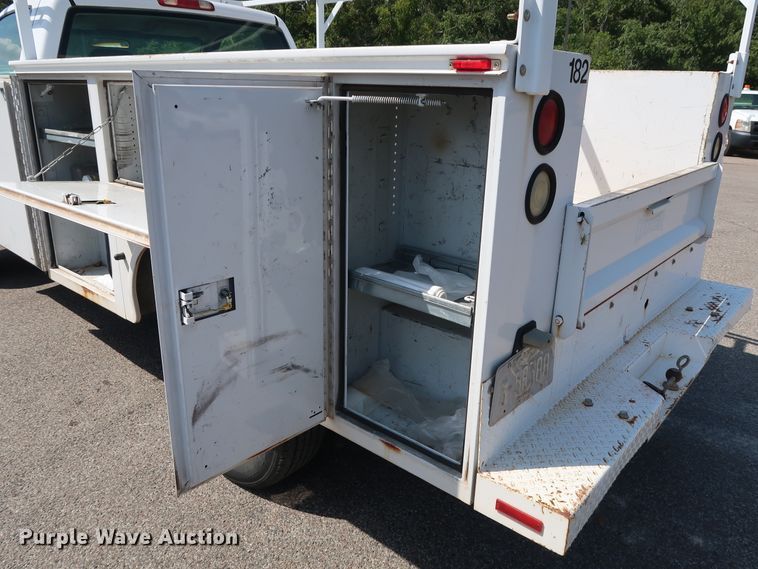 image for item DH3535 2005 GMC Sierra 2500HD utility bed pickup truck