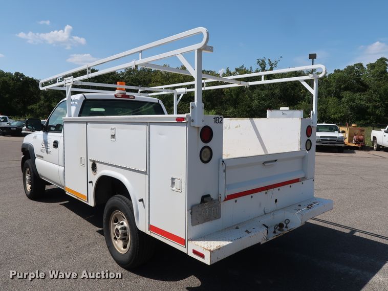 image for item DH3535 2005 GMC Sierra 2500HD utility bed pickup truck