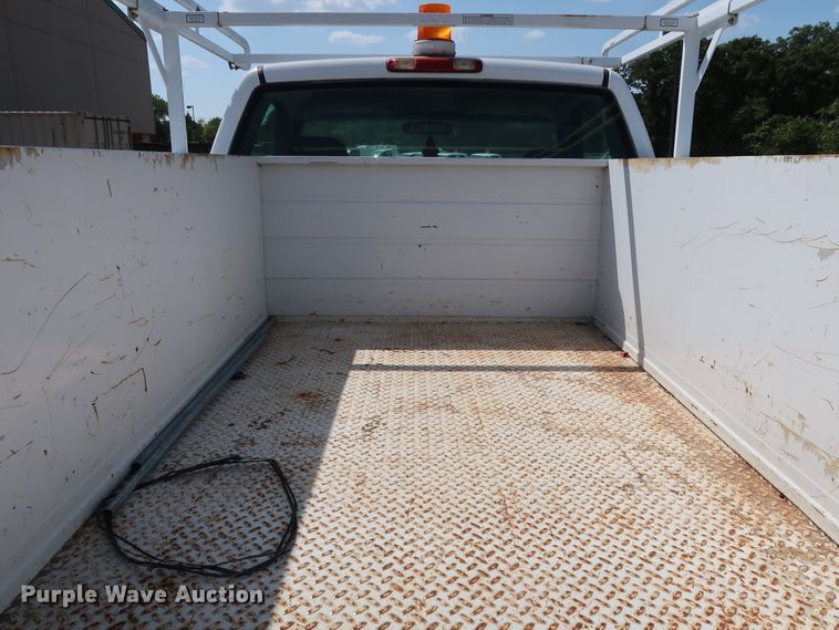 image for item DH3535 2005 GMC Sierra 2500HD utility bed pickup truck