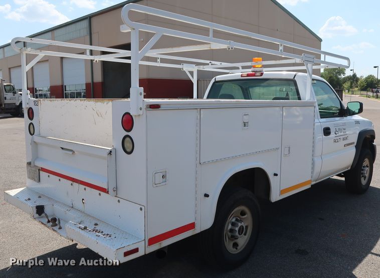 image for item DH3535 2005 GMC Sierra 2500HD utility bed pickup truck