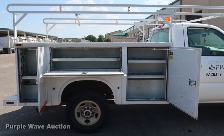 image for item DH3535 2005 GMC Sierra 2500HD utility bed pickup truck