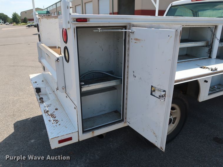 image for item DH3535 2005 GMC Sierra 2500HD utility bed pickup truck