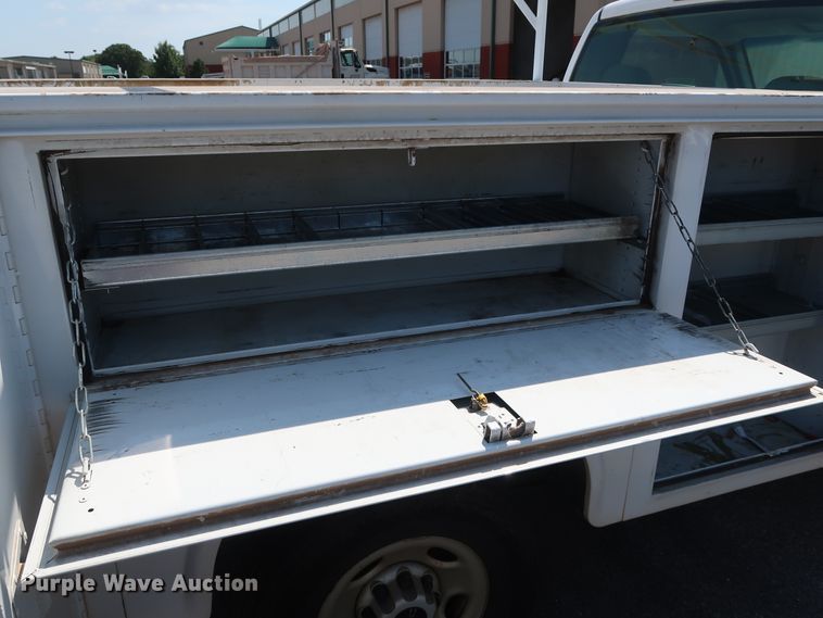 image for item DH3535 2005 GMC Sierra 2500HD utility bed pickup truck