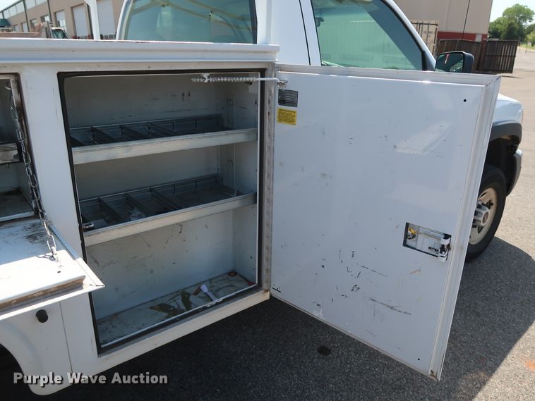 image for item DH3535 2005 GMC Sierra 2500HD utility bed pickup truck