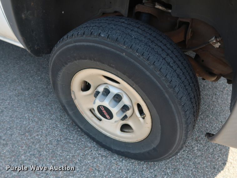 image for item DH3535 2005 GMC Sierra 2500HD utility bed pickup truck