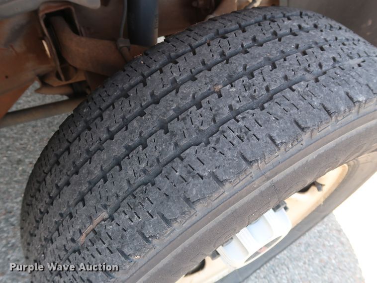 image for item DH3535 2005 GMC Sierra 2500HD utility bed pickup truck