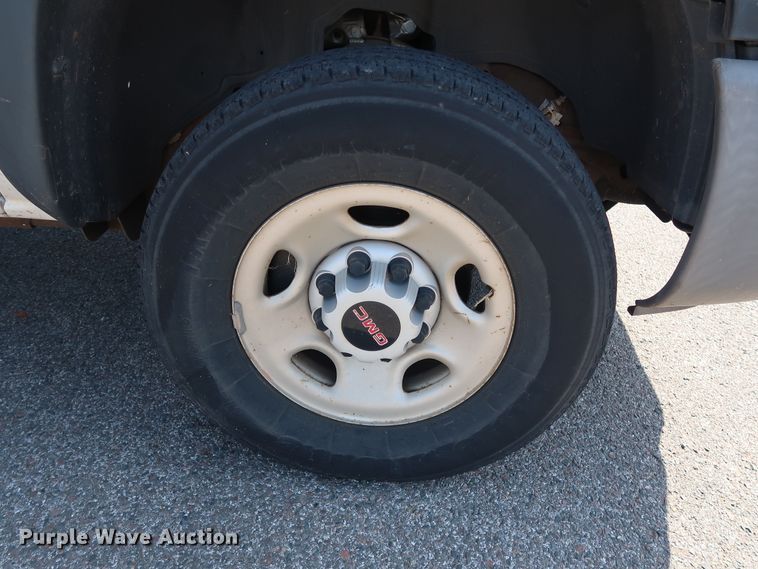 image for item DH3535 2005 GMC Sierra 2500HD utility bed pickup truck