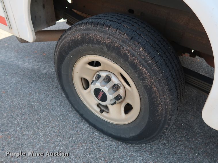 image for item DH3535 2005 GMC Sierra 2500HD utility bed pickup truck