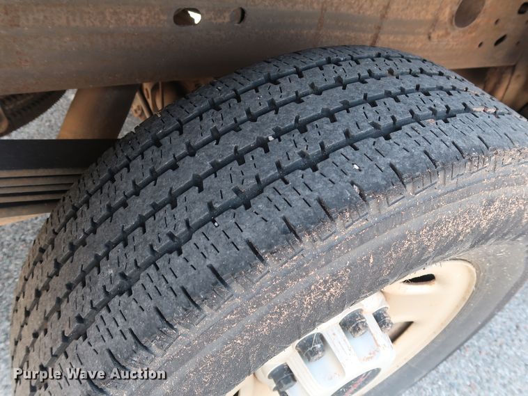 image for item DH3535 2005 GMC Sierra 2500HD utility bed pickup truck