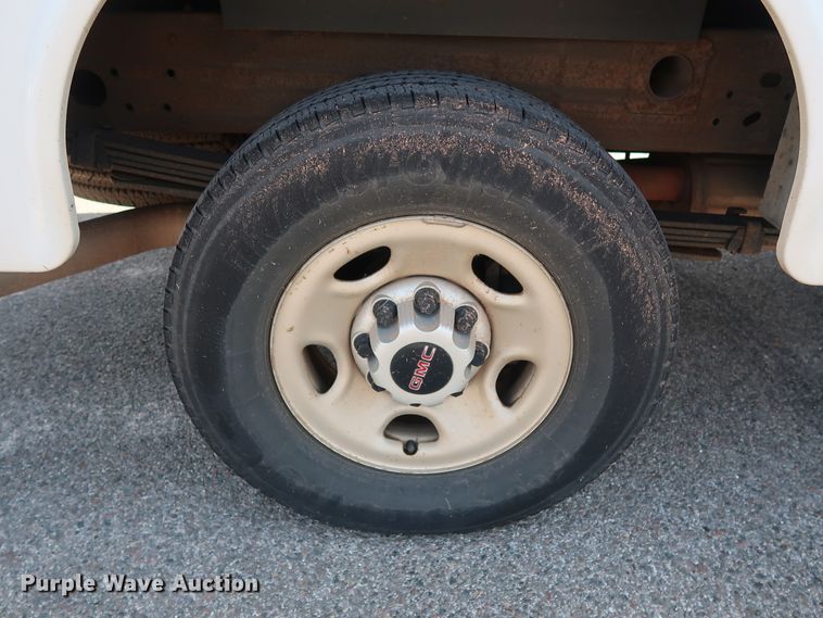 image for item DH3535 2005 GMC Sierra 2500HD utility bed pickup truck