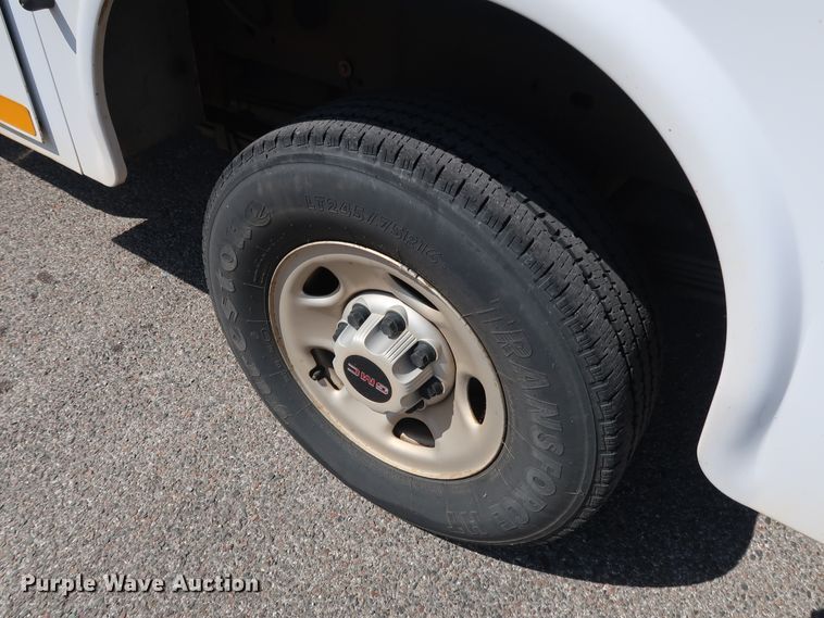 image for item DH3535 2005 GMC Sierra 2500HD utility bed pickup truck