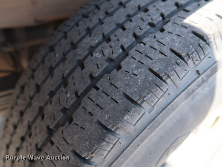 image for item DH3535 2005 GMC Sierra 2500HD utility bed pickup truck