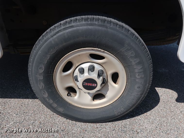 image for item DH3535 2005 GMC Sierra 2500HD utility bed pickup truck