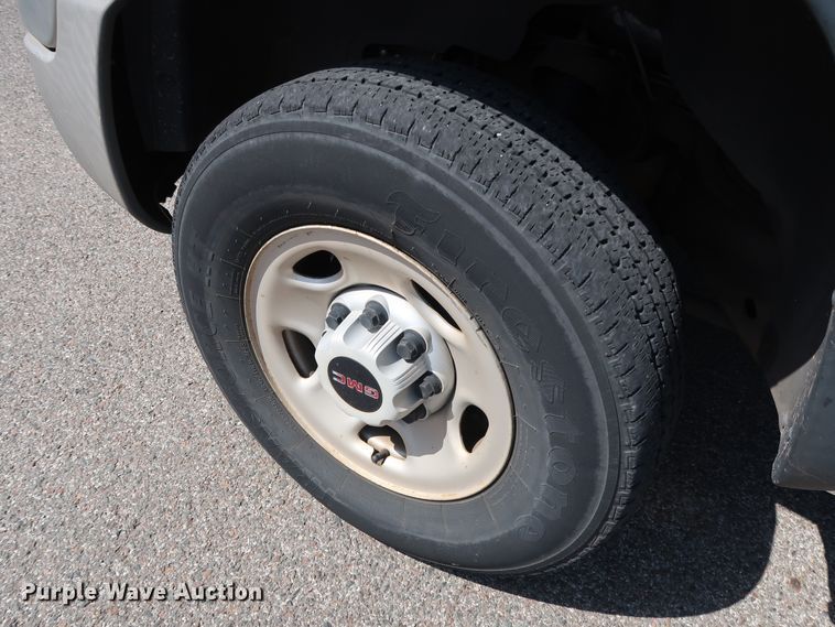 image for item DH3535 2005 GMC Sierra 2500HD utility bed pickup truck