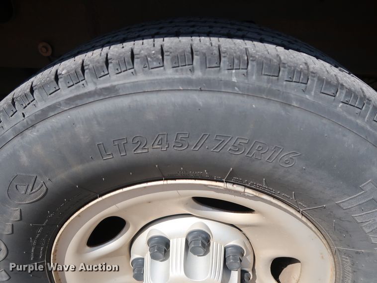 image for item DH3535 2005 GMC Sierra 2500HD utility bed pickup truck