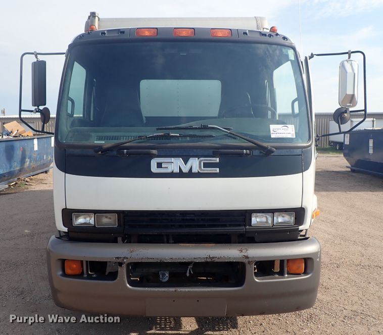 image for item DE5572 1999 GMC T6500 box truck