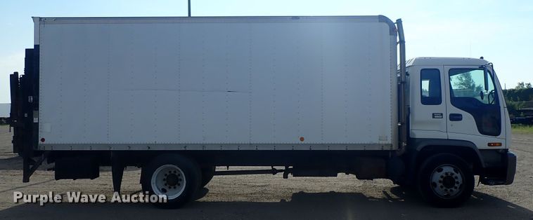 image for item DE5572 1999 GMC T6500 box truck