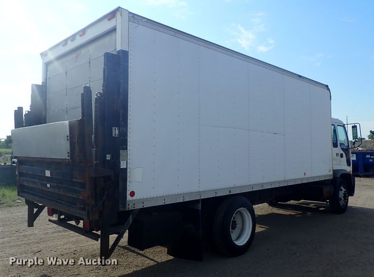 image for item DE5572 1999 GMC T6500 box truck