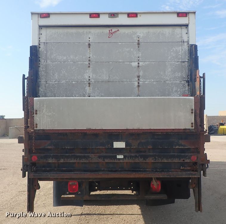 image for item DE5572 1999 GMC T6500 box truck