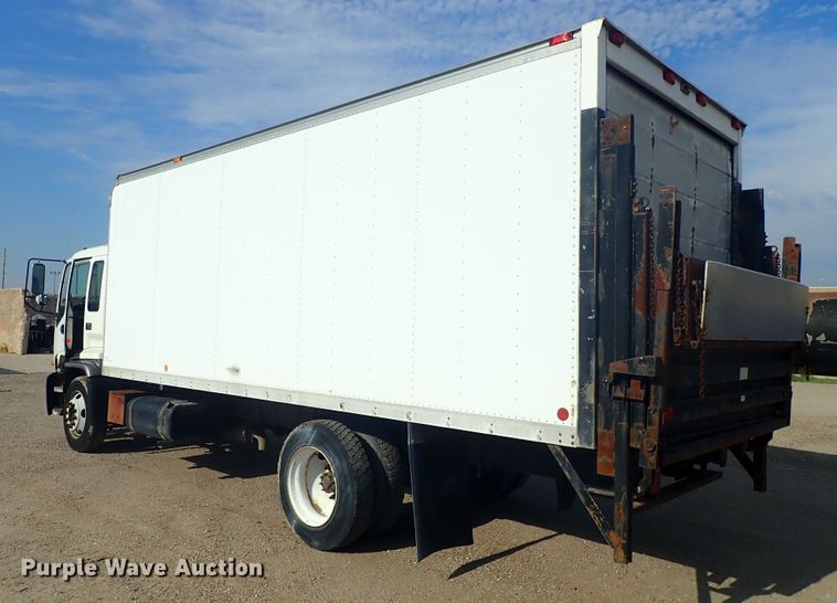 image for item DE5572 1999 GMC T6500 box truck