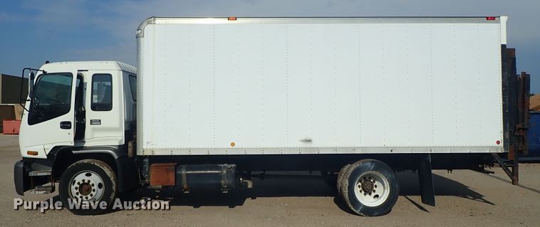 image for item DE5572 1999 GMC T6500 box truck