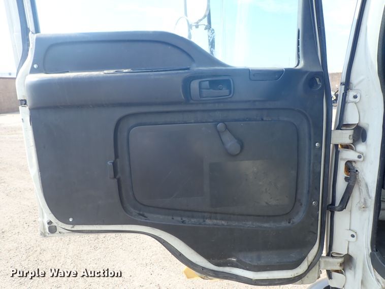 image for item DE5572 1999 GMC T6500 box truck